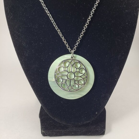 Silver-tone Filigree Seashell Circle Design Pendant Necklace  - Women jewelry - Picture 11 of 11